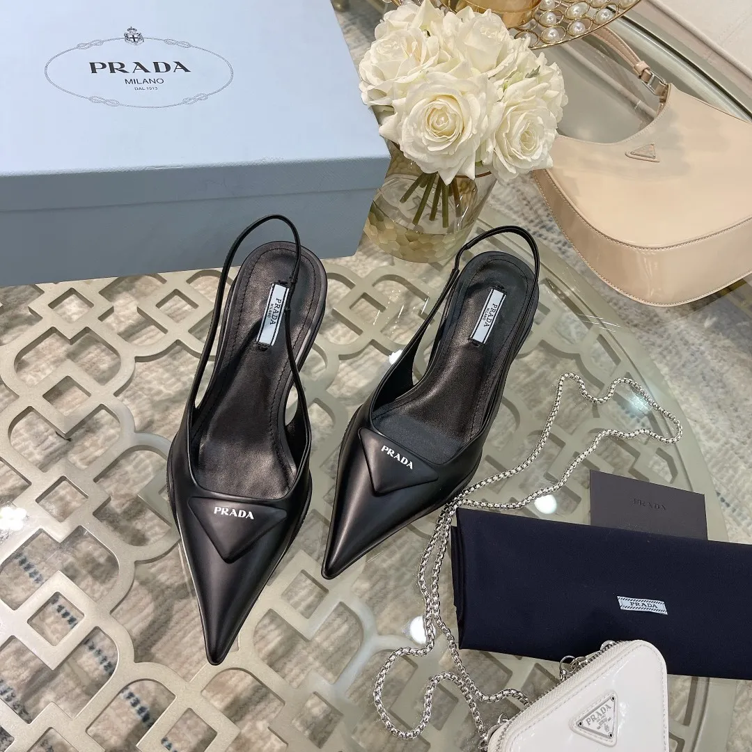 💕💕Factory direct selling price p480💕💕 Women's shoes factory 💕💕Factory direct selling price pRADA ²⁰²² Prada's new spring and summer products are coming with strength! ❣️The same sandals as the popular superstar Jin Chen, a fashionable and versatile nice item. The rubber compartment sole of this shiny leather back strap high-heeled shoe wraps the upper. It reinterprets 💕💕factory direct price prada’s archive design, creating a mixed style that combines a soft pointed silhouette with sporty elements. The unique comma heels of the 2021 spring and summer series highlight the retro style. The brand's iconic triangle has been given a new look, transformed into micro-lined leather details on this shoe, breathing new life into the brand's traditional elements. This year’s theme is not to be defined, embodying texture through simplicity💛From thick-soled sneakers to sawtooth short boots to 2021 kitten heels, everything reveals a must-have momentum... Combining gentleness and handsomeness, kitten heels are the finishing touch for little women❤️ ⚛Upper: top-grade open-edge beaded cowhide/imported silk ➕Screen-printed triangular leather logo ⚛Inner: sheepskin lining ⚛Outsole: Rubber compartment sole and optical pattern sole pattern ⚛Heel height: 3cm ⚛Size: 35-39 (customized sizes 34, 40, 41 are non-returnable and non-exchangeable)